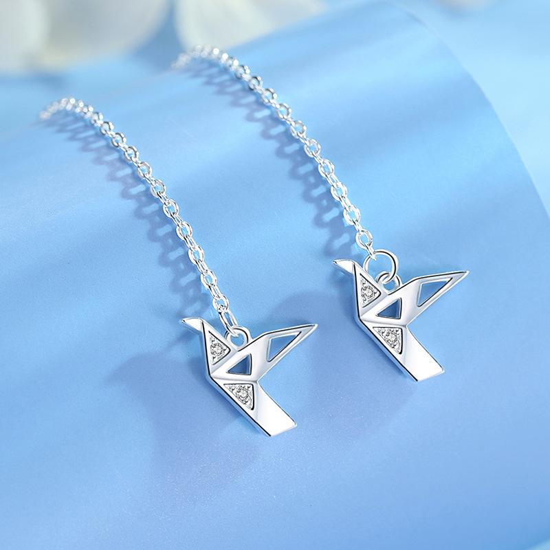 Thiết kế bông tai bạc hạc giấy tinh tế, độc đáo, mang vẻ đẹp thanh lịch và ý nghĩa may mắn, phù hợp cho mọi phong cách