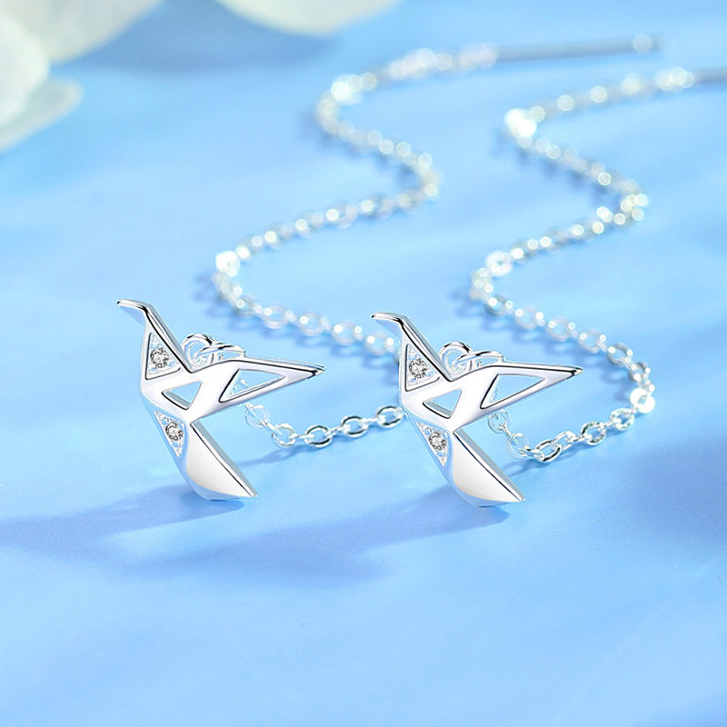 Thiết kế bông tai bạc hình hạc giấy nhẹ nhàng, dây dài thanh thoát, mang ý nghĩa may mắn và nét đẹp tinh tế cho nàng