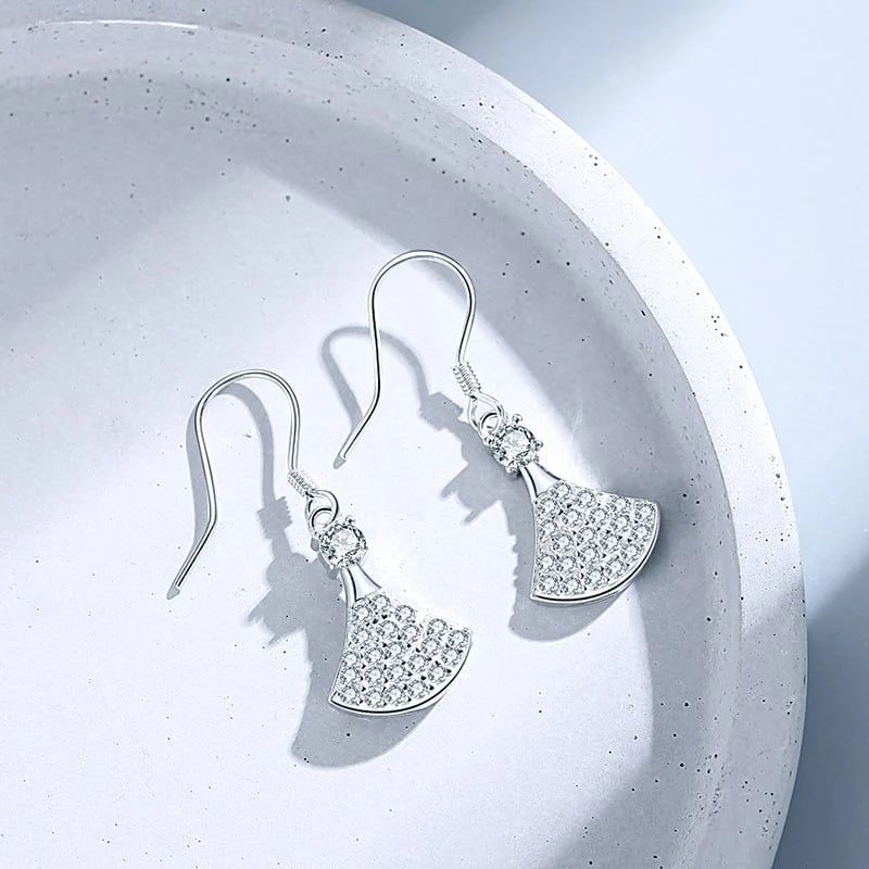 Đôi bông tai bạc lá dẻ quạt tinh tế, được chế tác từ bạc S925 đính đá nhẹ nhàng, tôn vẻ đẹp thanh nhã và nữ tính