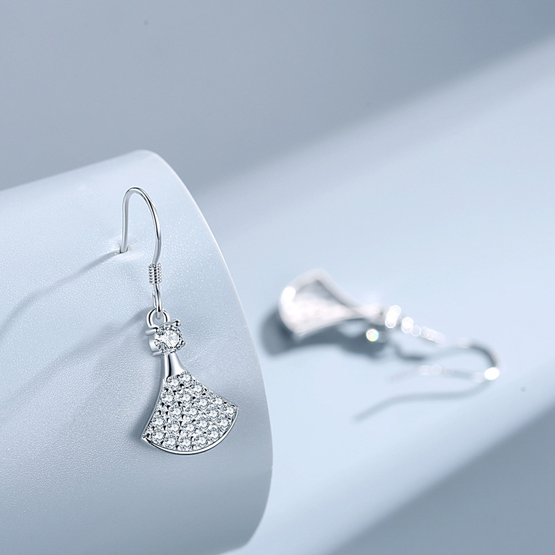 Thiết kế bông tai bạc S925 kiểu lá dẻ quạt đính đá tinh tế, nhẹ nhàng tôn lên vẻ đẹp thanh thoát và sang trọng