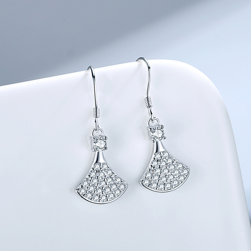 Bông tai bạc đính đá hình lá dẻ quạt, thiết kế nhẹ nhàng thanh lịch, mang lại nét duyên dáng và sự tinh tế cho phái đẹp