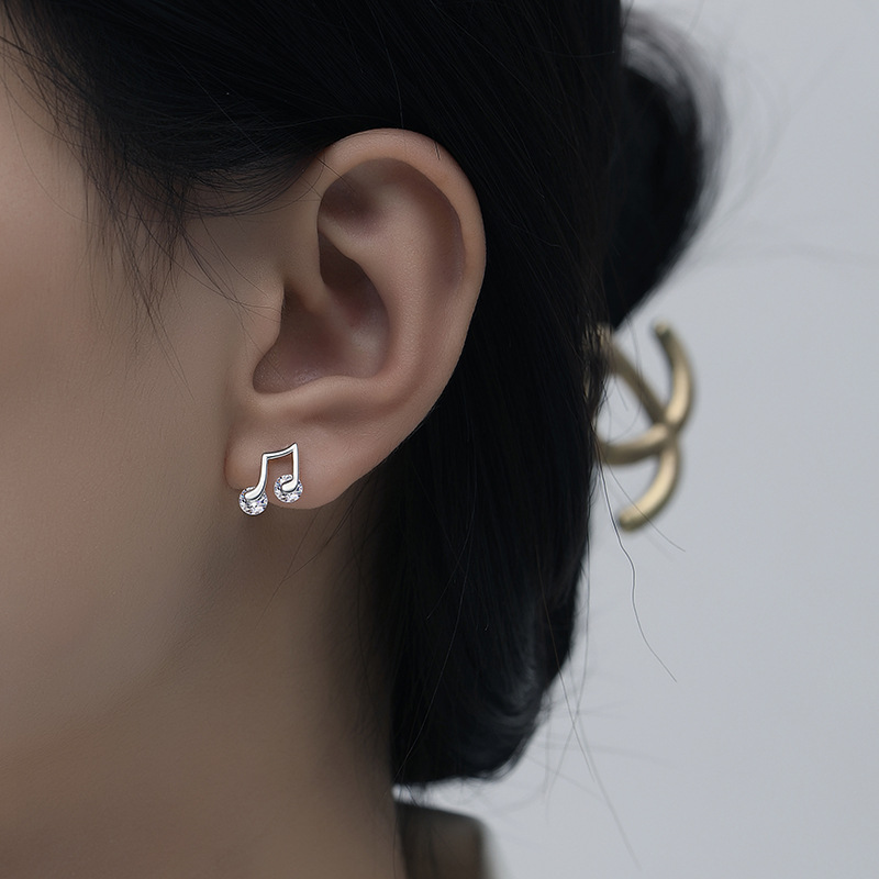 Bông tai bạc cao cấp nữ hình khóa Sol đính đá sáng bóng, thiết kế tinh tế, giúp nàng thể hiện niềm đam mê âm nhạc đầy cá tính