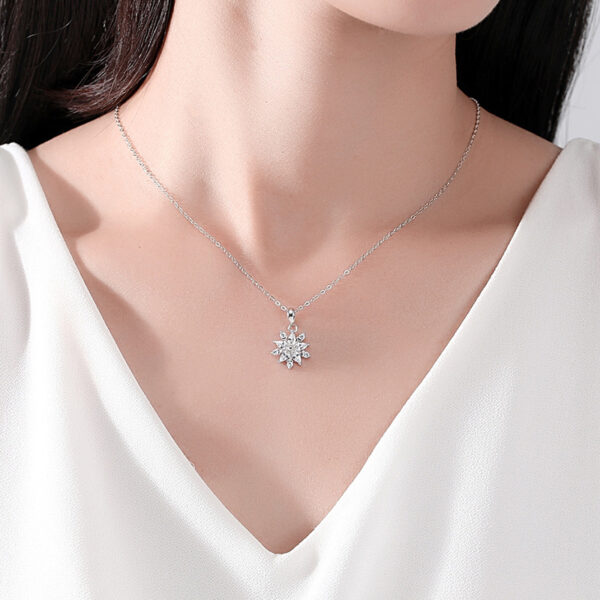 Thiết kế tinh xảo bông tuyết, dây chuyền bạc này là món trang sức thanh lịch, giúp bạn tỏa sáng mọi lúc