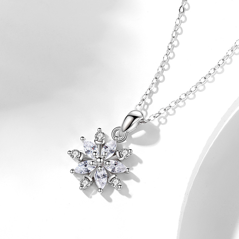 Dây chuyền bạc 925 bông tuyết với thiết kế tinh xảo, giúp bạn tỏa sáng trong mọi dịp, từ hàng ngày đến lễ hội