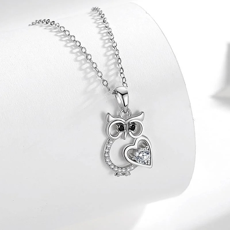 Dây chuyền bạc cú mèo với trái tim đính đá, là biểu tượng trí tuệ, bảo vệ, phong cách thanh lịch cho phái đẹp