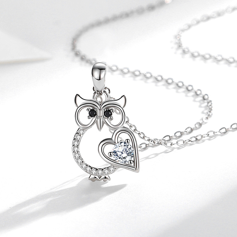 Dây chuyền bạc cú mèo với trái tim đính đá, mang phong cách thanh lịch, là món quà ý nghĩa, biểu tượng của trí tuệ