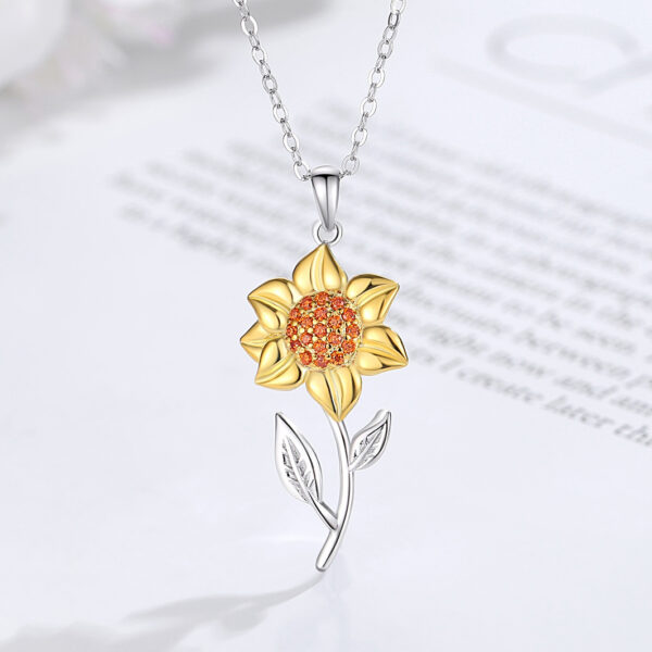 Trang sức bạc nữ hình hoa hướng dương đính đá đỏ, sang trọng và ý nghĩa, là lựa chọn hoàn hảo để tặng người thân yêu dịp đặc biệt