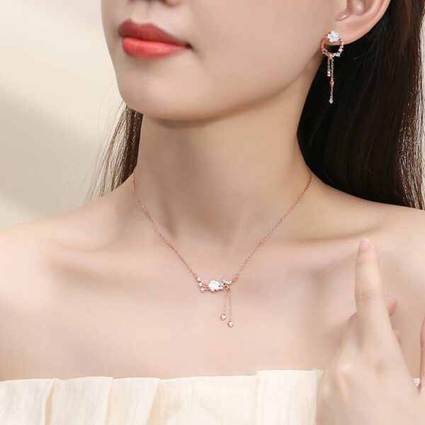 Trang sức bạc hình nụ hoa thanh lịch kết hợp đá cao cấp và sợi dây trái tim duyên dáng, tạo vẻ nữ tính và tinh khôi