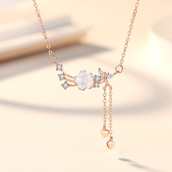 Dây chuyền bạc cao cấp nữ với nụ hoa trắng mong manh, kết hợp đá sáng và trái tim nhỏ thả nhẹ nhàng, tôn vẻ thanh thoát