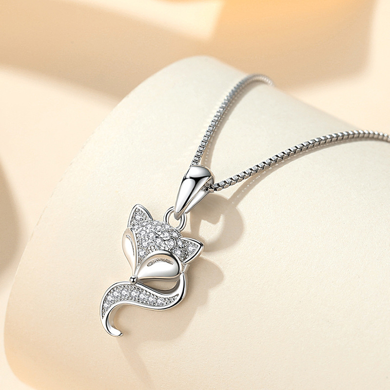 Dây chuyền bạc hồ ly đính đá lấp lánh, tinh xảo, là phụ kiện phong thủy, mang lại may mắn và tình duyên như ý