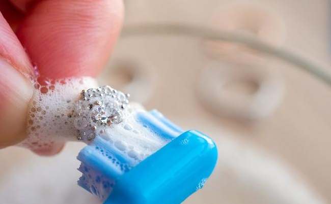 Làm sáng bạc bằng kem đánh răng