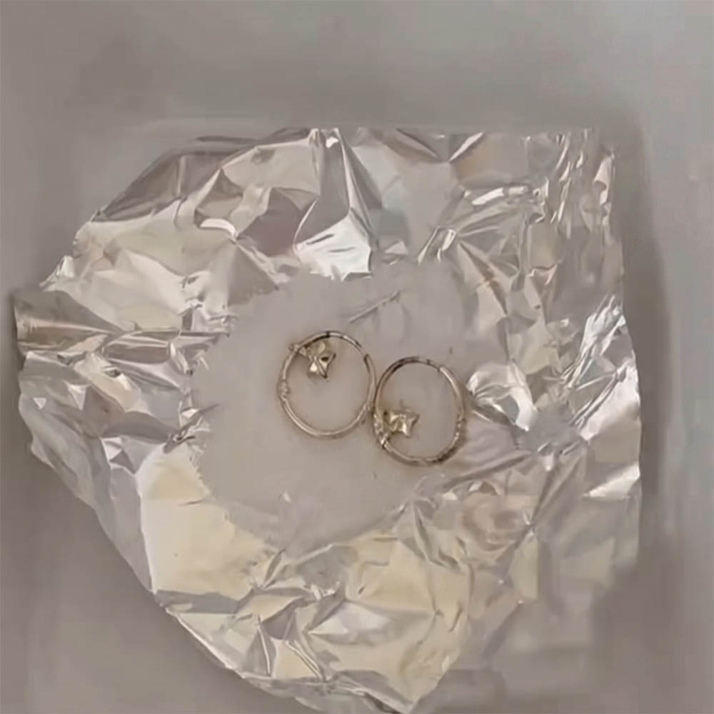 Làm sáng bạc bằng nước muối và giấy bạc