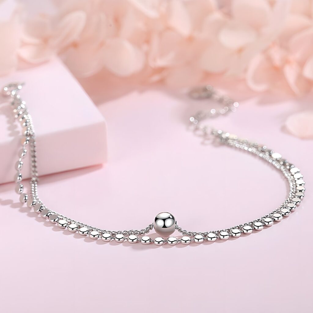 Lắc bạc cao cấp với thiết kế hạt bóng tinh xảo, mang lại vẻ thanh lịch và sang trọng cho mọi trang phục hàng ngày