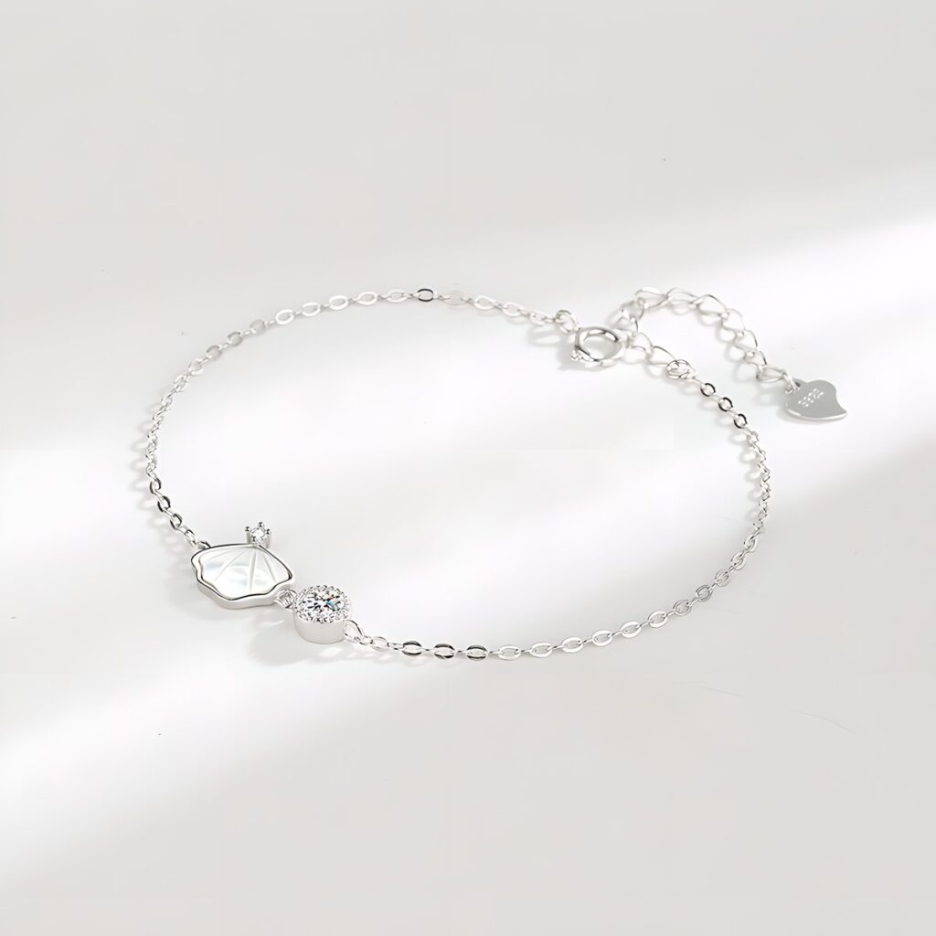 Lắc tay đẹp thanh lịch với đá CZ sáng lấp lánh, thiết kế tinh tế, phù hợp cho những dịp đặc biệt hoặc đeo hàng ngày