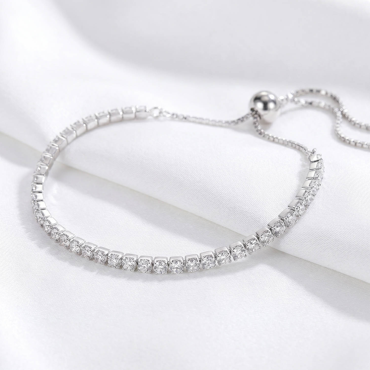 Vòng tay bạc cao cấp đính đá zircon lấp lánh, thiết kế tinh xảo, nhẹ nhàng ôm cổ tay, mang lại nét đẹp nữ tính và dịu dàng