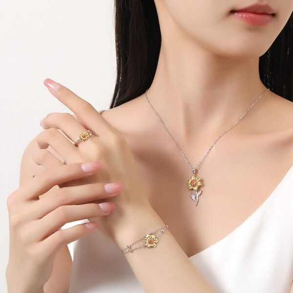 Vòng tay nữ bạc cao cấp, thiết kế hoa hướng dương vàng, đính đá nổi bật, hoàn hảo để tôn vinh phong cách thanh lịch